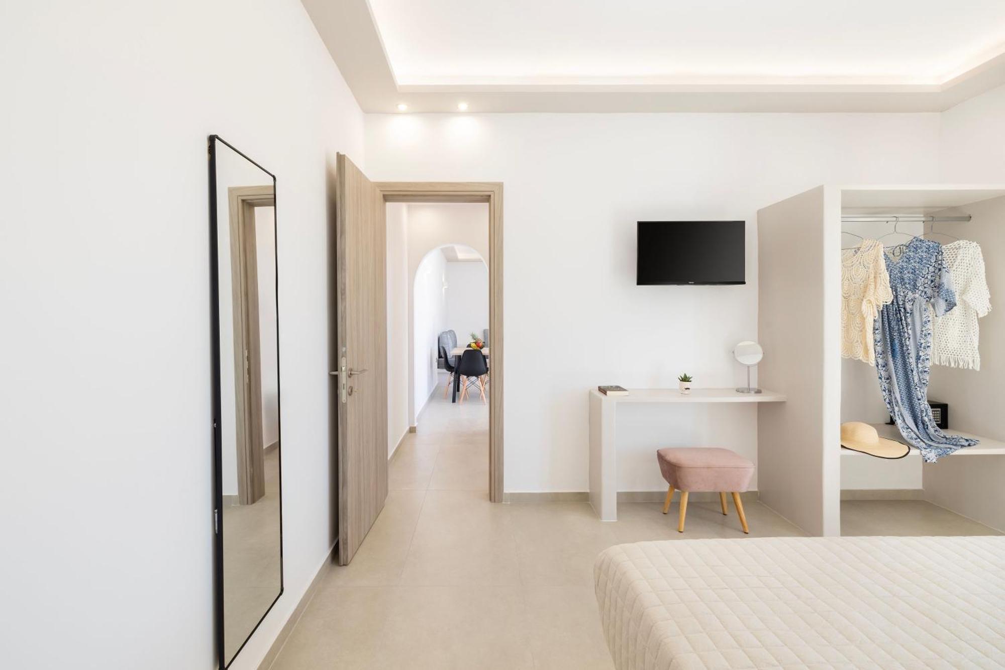 Windmillside Luxury Apartment Emporio (Santorini)