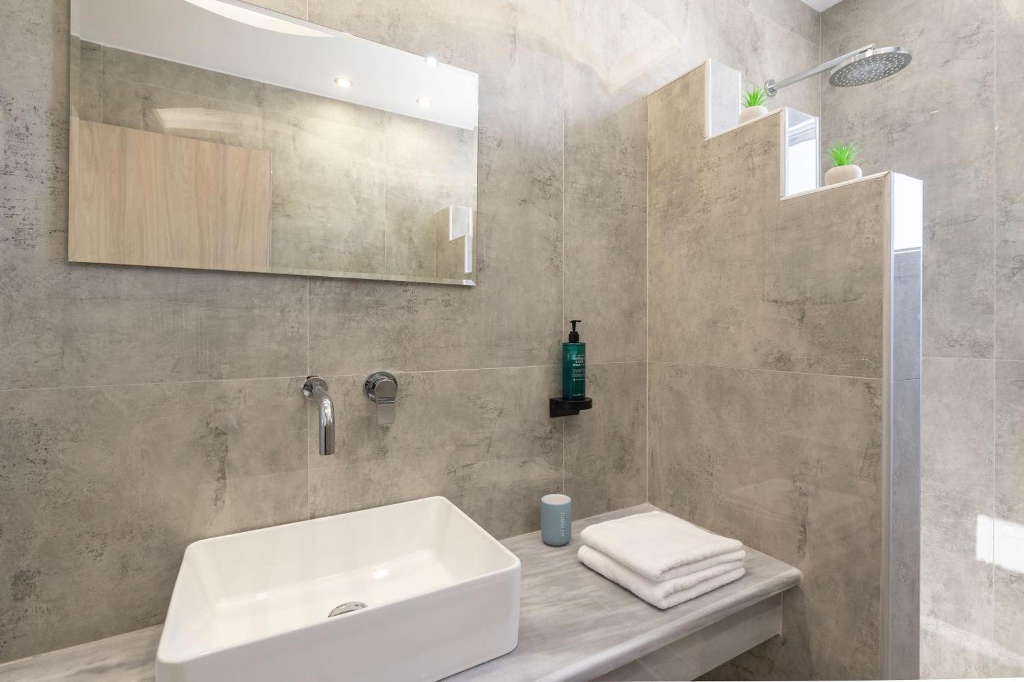 Windmillside Luxury Apartment Emporio (Santorini)