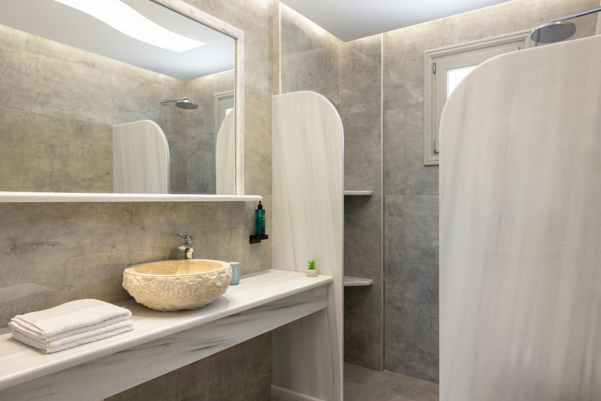 Windmillside Luxury Apartment Emporio (Santorini)